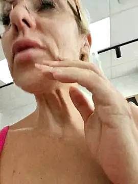 Snapshot of blondyruby chatting on June 3, 2026, 8:17 am blondyruby online show from June 3, 2026, 8:17 am