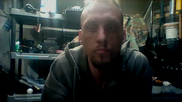 Snapshot of Aaronbp chatting on November 17, 2025, 4:29 am Aaronbp online show from November 17, 2025, 4:29 am