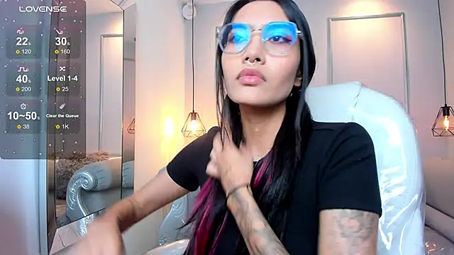 AzuraKindong online show from November 7, 2025, 7:14 pm