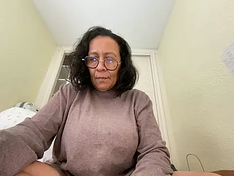 sweeviolet online show from March 14, 2025, 1:13 pm