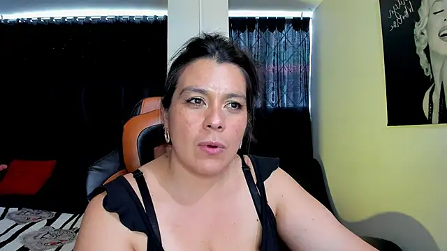Snapshot of martina_foxy_ chatting on February 12, 2025, 6:40 pm martina foxy online show from February 12, 2025, 6:40 pm