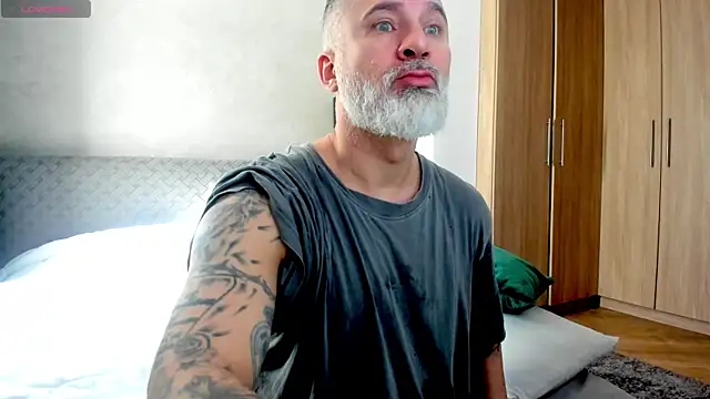 Snapshot of BlowMyXXL chatting on March 5, 2025, 8:43 am BlowMyXXL online show from March 5, 2025, 8:43 am