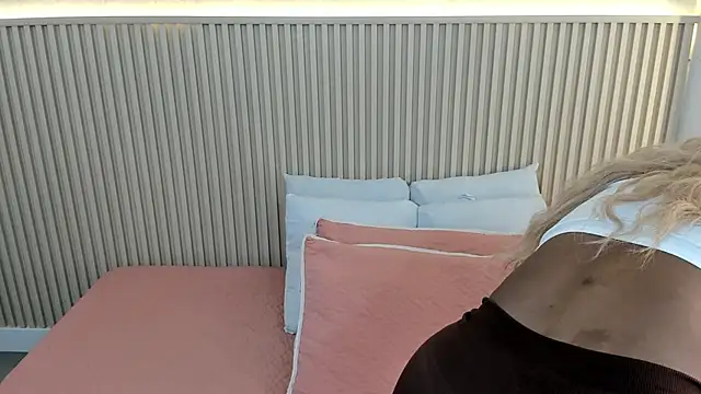 charlottebrowns  online show from February 19, 2026, 12:12 pm