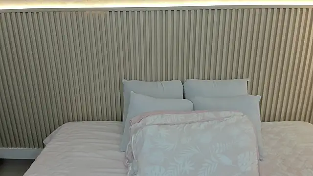 charlottebrowns  online show from May 21, 2026, 12:12 pm