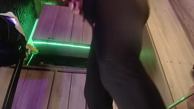 LaureenHills online show from April 10, 2026, 1:33 am