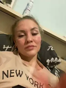 Snapshot of DreamGirl-777 chatting on December 17, 2024, 6:20 pm DreamGirl-777 online show from December 17, 2024, 6:20 pm