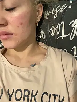 Snapshot of DreamGirl-777 chatting on December 18, 2024, 2:53 am DreamGirl-777 online show from December 18, 2024, 2:53 am