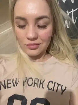 Snapshot of DreamGirl-777 chatting on January 22, 2025, 2:14 pm DreamGirl-777 online show from January 22, 2025, 2:14 pm