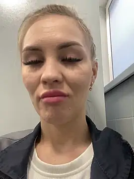 Snapshot of DreamGirl-777 chatting on February 3, 2025, 4:35 am DreamGirl-777 online show from February 3, 2025, 4:35 am