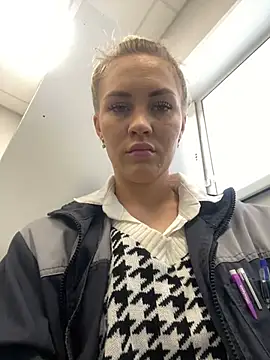 Snapshot of DreamGirl-777 chatting on February 28, 2025, 4:10 am DreamGirl-777 online show from February 28, 2025, 4:10 am