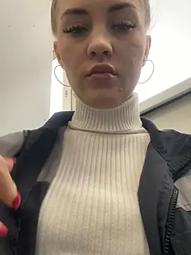 Snapshot of DreamGirl-777 chatting on March 21, 2025, 4:17 am DreamGirl-777 online show from March 21, 2025, 4:17 am