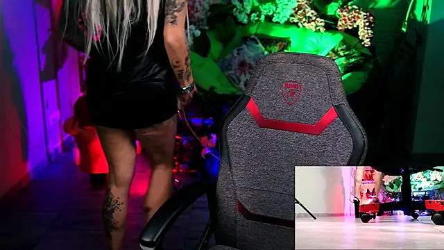 MonicaMaxwel online show from October 18, 2025, 11:00 am