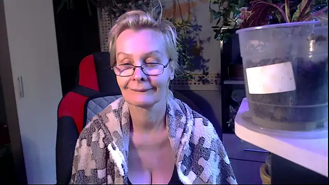 HelgaHimmell online show from May 19, 2026, 4:41 am