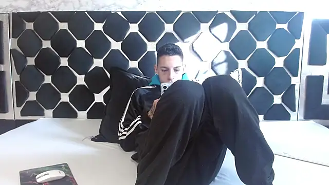 Snapshot of thiago19s chatting on February 13, 2025, 12:32 pm thiago19s online show from February 13, 2025, 12:32 pm