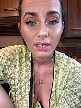 Hotmomcheckk  online show from March 1, 2025, 12:01 pm