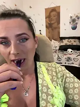 Hotmomcheckk  online show from March 17, 2025, 8:07 am