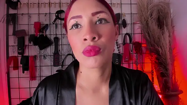 Snapshot of charrlotte_quinn chatting on November 10, 2025, 2:49 pm charrlotte quinn online show from November 10, 2025, 2:49 pm