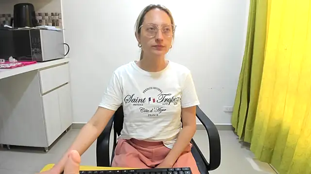 Adele johnsonn1 online show from February 17, 2025, 4:26 pm