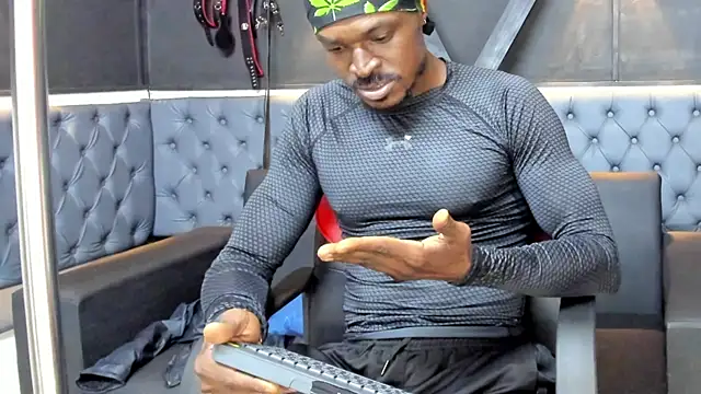 Snapshot of Terrance_z chatting on November 30, 2025, 7:18 pm Terrance z online show from November 30, 2025, 7:18 pm