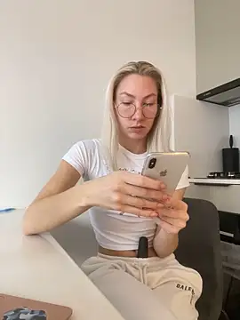 LuisaBecker online show from December 12, 2024, 11:40 am