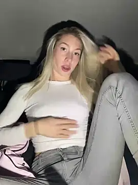 LuisaBecker online show from January 13, 2025, 6:38 pm