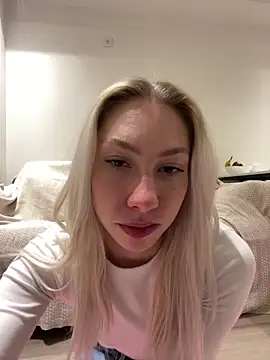 LuisaBecker online show from February 10, 2025, 3:10 pm