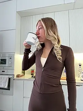 Snapshot of LuisaBecker chatting on January 19, 2026, 9:57 am LuisaBecker online show from January 19, 2026, 9:57 am