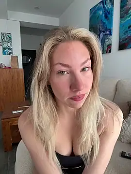 Snapshot of LuisaBecker chatting on February 1, 2026, 11:42 am LuisaBecker online show from February 1, 2026, 11:42 am