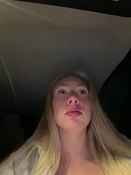 Snapshot of LuisaBecker chatting on February 2, 2026, 8:18 pm LuisaBecker online show from February 2, 2026, 8:18 pm