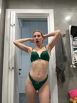 Snapshot of LuisaBecker chatting on April 5, 2026, 8:22 am LuisaBecker online show from April 5, 2026, 8:22 am