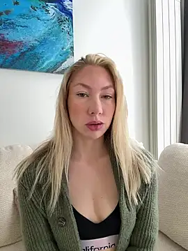 Snapshot of LuisaBecker chatting on April 24, 2026, 9:12 am LuisaBecker online show from April 24, 2026, 9:12 am