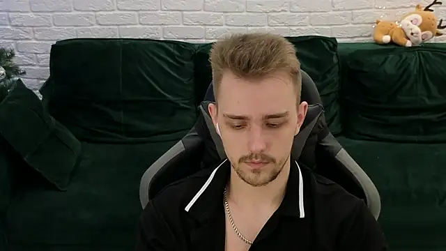 Snapshot of Larstar01 chatting on December 4, 2024, 1:14 am Larstar01 online show from December 4, 2024, 1:14 am