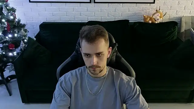 Snapshot of Larstar01 chatting on December 7, 2024, 12:52 am Larstar01 online show from December 7, 2024, 12:52 am