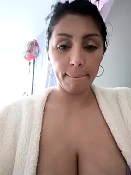 tiffani  love online show from November 4, 2025, 6:18 pm