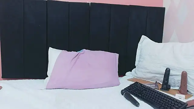 kinkyhousewifee online show from May 16, 2026, 7:45 pm