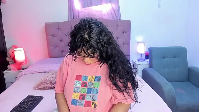 Snapshot of Latinabombsheell chatting on February 9, 2026, 7:18 pm Latinabombsheell online show from February 9, 2026, 7:18 pm