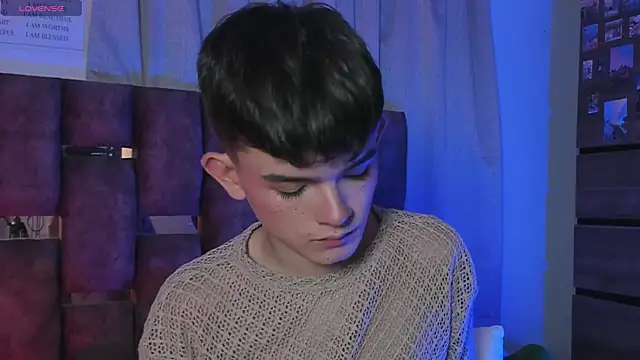 Snapshot of Angelo_018 chatting on February 5, 2025, 3:55 am Angelo 018 online show from February 5, 2025, 3:55 am