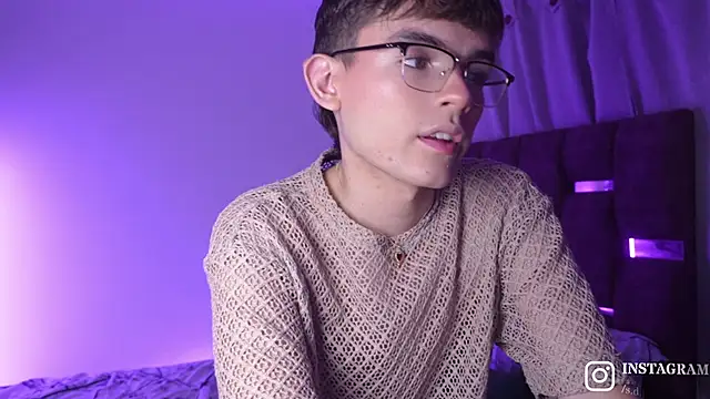 Snapshot of Angelo_018 chatting on September 11, 2025, 4:12 am Angelo 018 online show from September 11, 2025, 4:12 am