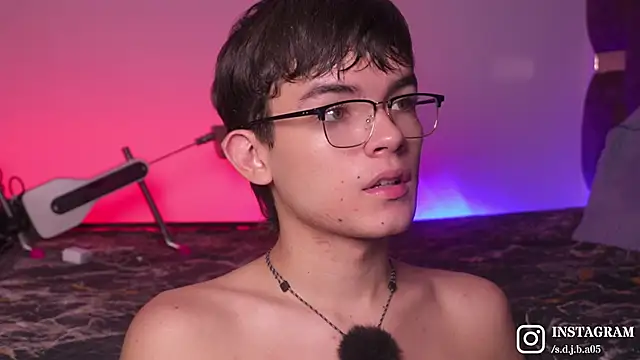 Snapshot of Angelo_018 chatting on November 11, 2025, 12:27 pm Angelo 018 online show from November 11, 2025, 12:27 pm