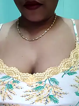 Snapshot of sexyindi_couple chatting on December 3, 2024, 6:15 am sexyindi couple online show from December 3, 2024, 6:15 am