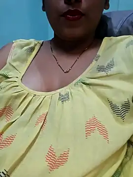 Snapshot of sexyindi_couple chatting on February 17, 2025, 6:09 am sexyindi couple online show from February 17, 2025, 6:09 am