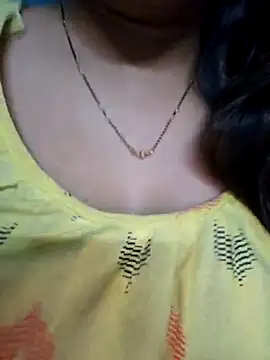 Snapshot of sexyindi_couple chatting on March 5, 2025, 12:22 pm sexyindi couple online show from March 5, 2025, 12:22 pm