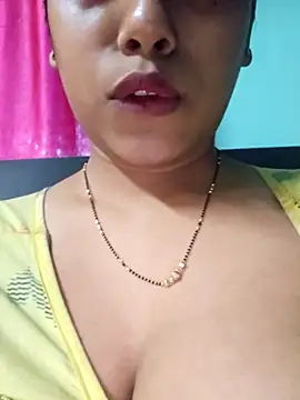 Snapshot of sexyindi_couple chatting on March 21, 2025, 8:28 am sexyindi couple online show from March 21, 2025, 8:28 am