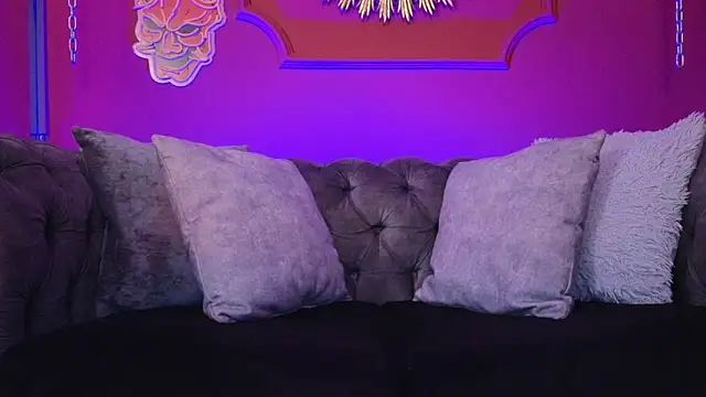 Julieta Russell online show from December 21, 2025, 11:39 am