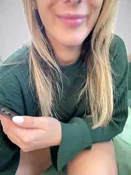 Snapshot of HotXMom chatting on January 8, 2025, 10:15 am HotXMom online show from January 8, 2025, 10:15 am