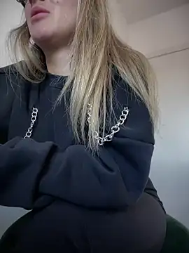 Snapshot of HotXMom chatting on January 15, 2025, 7:37 am HotXMom online show from January 15, 2025, 7:37 am