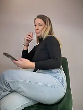 Snapshot of HotXMom chatting on January 27, 2025, 7:35 am HotXMom online show from January 27, 2025, 7:35 am