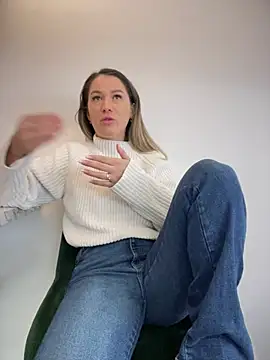 Snapshot of HotXMom chatting on February 20, 2025, 4:50 am HotXMom online show from February 20, 2025, 4:50 am