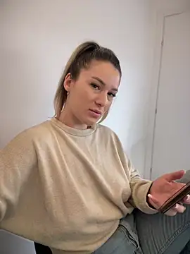 Snapshot of HotXMom chatting on February 21, 2025, 4:51 am HotXMom online show from February 21, 2025, 4:51 am