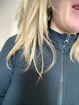 Snapshot of HotXMom chatting on March 4, 2025, 7:41 am HotXMom online show from March 4, 2025, 7:41 am